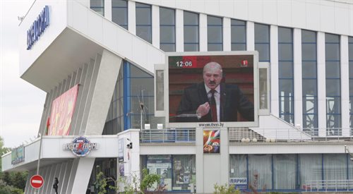 Ekran w centrum Mińska, podczas transmisji orędzia Aleksandra Łukaszenki do narodu. Zdjęcie archiwalne
