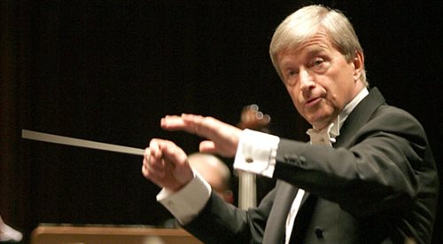 Jeden z najwybitniejszych polskich dyrygentów Tadeusz Strugała podczas występu z kielecką orkiestrą w Filharmonii Świętokrzyskiej (04.02.05)
