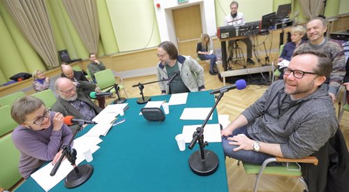 Dorota Kozińska, Kacper Miklaszewski, Jacek Hawryluk i Krzysztof Herdzin, a także słuchacze obecni na nagraniu audycji Kto słucha, nie błądzi