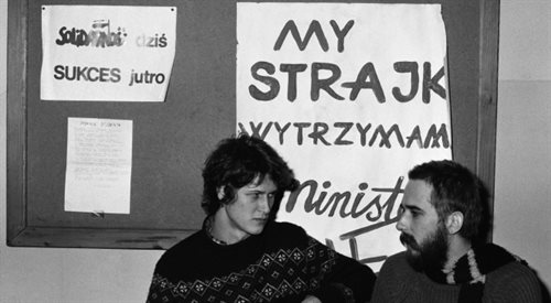 Strajkujący studenci Uniwersytetu Łódzkiego na tle tablicy ogłoszeniowej z hasłami Solidarności. Łódź, 16.02.1981