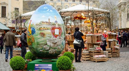 Wielkie wielkanocne jaja ustawiane są na wiedeńskich ulicach
