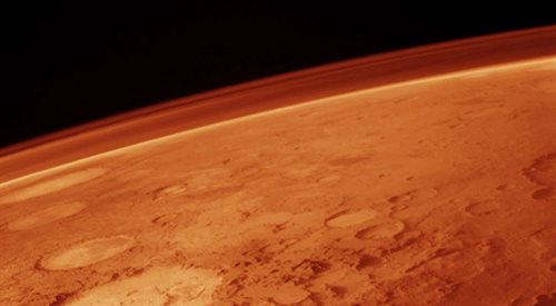 Zdjęcie orbitalne Marsa z niskiej orbity, nad brzegiem planety widoczna cienka, zapylona atmosfera