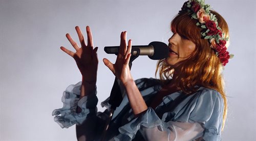 Florence Welch z formacji Florence and the Machine jest ambasadorką domu mody Gucci. Na scenie wygląda tak, jak modelki na płótnach secesyjnych mistrzów - na zdj. Florence Welch na koncercie  na festiwalu Lollapalooza w 2016