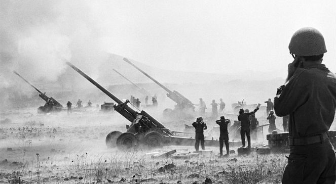 Izraelska artyleria na stanowiskach podczas syryjskiej wojny arabsko-izraelskiej (12 października 1973)