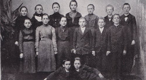 Uczestnicy strajku dzieci wrzesińskich, u góry pośrodku Bronisława Śmidowicz