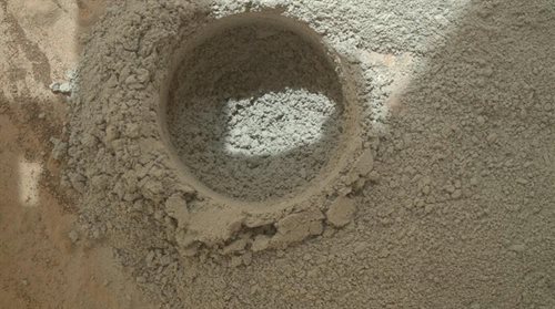 Dziura, którą wywiercił Curiosity  w skale Cumberland