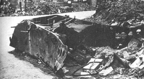 Czołg po wybuchu na ulicy Kilińskiego na Starym Mieście podczas Powstania Warszawskiego
