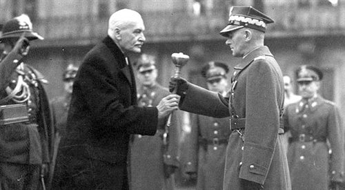 Edward Śmigły-Rydz otrzymuje buławę marszałkowską z rąk Prezydenta RP Ignacego Mościckiego. 10 listopada 1936, Warszawa