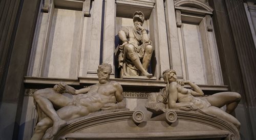 W Kaplicy Medyceuszów znajduje się m.in. nagrobek Lorenza II di Piero de Medici (księcia Urbino) z rzeźbami Poranka i Zmierzchu