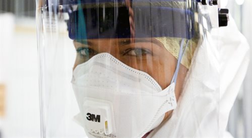 Osoby zajmujące się chorymi na ebolę muszą podejmować specjalne środki bezpieczeństwa. Na zdjęciu brytyjski personel medyczny szkoli się przed wyjazdem do Sierra Leone