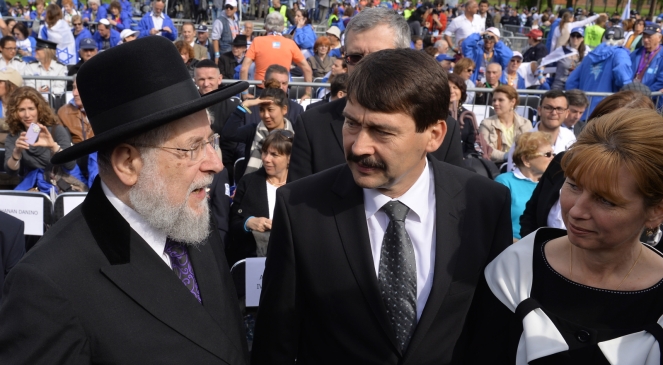Przewodniczący Yad Vashem rabin Israel Meir Lau (L) oraz prezydent Węgier Janos Ader (C) z małżonką Anitą Herczegh (P) podczas Marszu Żywych