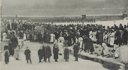 Wierni zebrani nad rzeką w czasie obchodów święta Jordanu w Rawie Ruskiej w 1906 roku