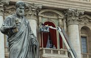 Strażacy montują zasłony na balkonie Bazyliki św. Piotra w Watykanie, na którym nowo wybrany papież pobłogosławi wiernych. W poniedziałek odbędzie się ostatnia kongregacja Kolegium Kardynałów przed rozpoczynającym się we wtorek konklawe. 