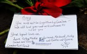 Fani składają kwiaty i listy pod domem zmarłej Amy Winehouse