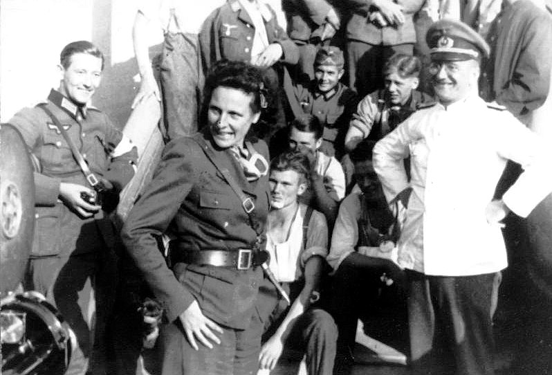 Leni Riefenstahl wśród niemieckich żołnierzy. Wrzesień 1939. Wikimedia Commons/cc źr. Bundesarchiv