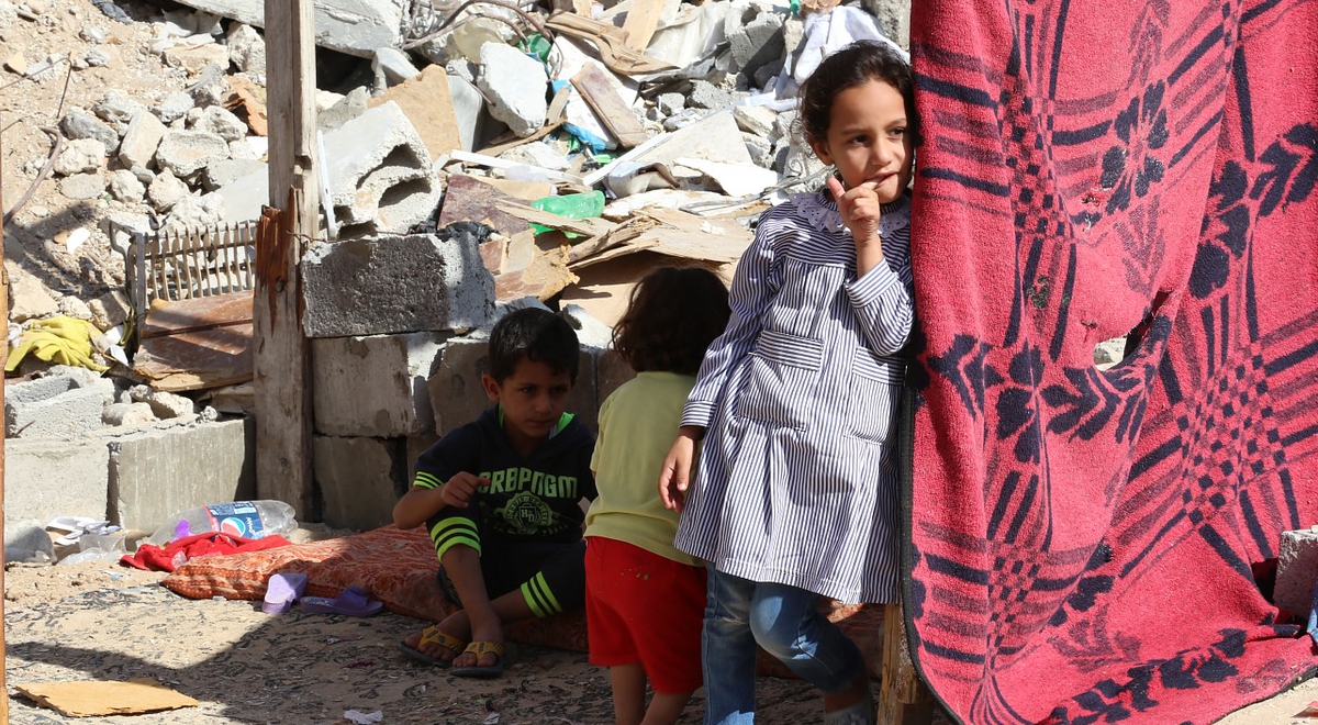 Palestyńskie dzieci w ruinach zabudowań w Strefie Gazy