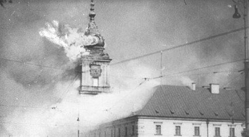 Zamek Królewski został zbombardowany przez Niemców w pierwszych nalotach na Warszawę we wrześniu 1939 roku.