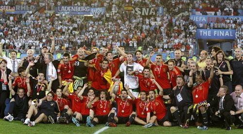 Reprezentacja Hiszpanii świętuje mistrzostwo Europy w 2008 roku