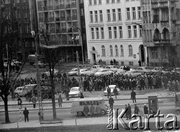 Strajk studentów Politechniki Warszawskiej. Tłum przed wejściem do auli uczelni.