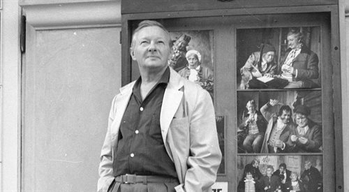 Tadeusz Fijewski przed gmachem Teatru Polskiego
