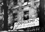 Transparenty wywieszone przez strajkujących studentów z okien budynków Uniwersytetu Warszawskiego.