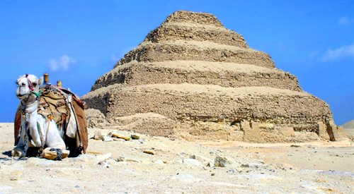 Piramida Dżesera w egipskiej Sakkarze, położonej na południe od Kairu i na zachód od Memfis