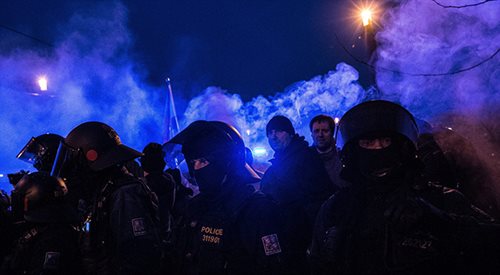 Czechy: zamieszki po antyimigracyjnych protestach w Pradze