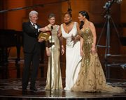 Od lewej: Richard Gere, Renee Zellweger, Queen Latifah i Catherine Zeta-Jones, którzy wręczali nagrodę za najlepszą muzykę 
