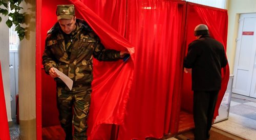 Żołnierze podczas głosowania na Białorusi