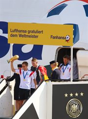 Piłkarze reprezentacji Niemiec tuż po przylocie do Berlina