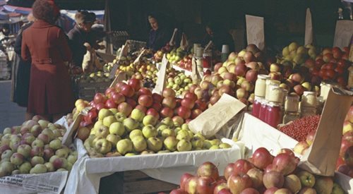 Stragany z warzywami, owocami, nabiałem, przetworami i innymi produktami żywnościowymi na Bazarze Różyckiego w dzielnicy Praga Północ.