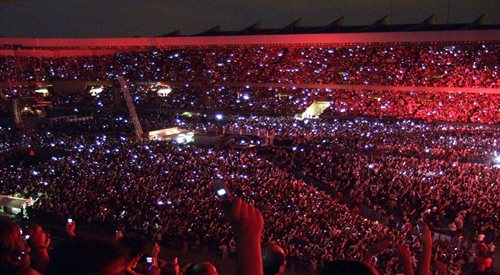 Las rozświetlonych telefonów komórkowych, tak dziś wygląda widownia podczas koncertów