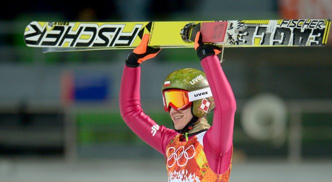 Kamil Stoch  cieszy się po zwycięstwie w konkursie skoków narciarskich na dużej skoczni w Soczi
