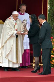 Papież Franciszek przyjmuje relikwie papieża Polaka z rąk uzdrowionej przez Jana Pawła II Kostarykanki, Floribeth Mory Diaz