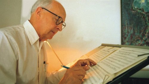 Witold Lutosławski pracuje w domu, sierpień 1988