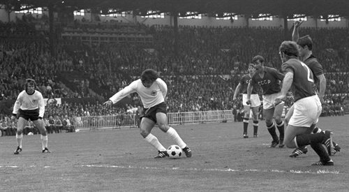 Finał Euro 1972. Gerd Mueller strzela na bramkę ZSRR