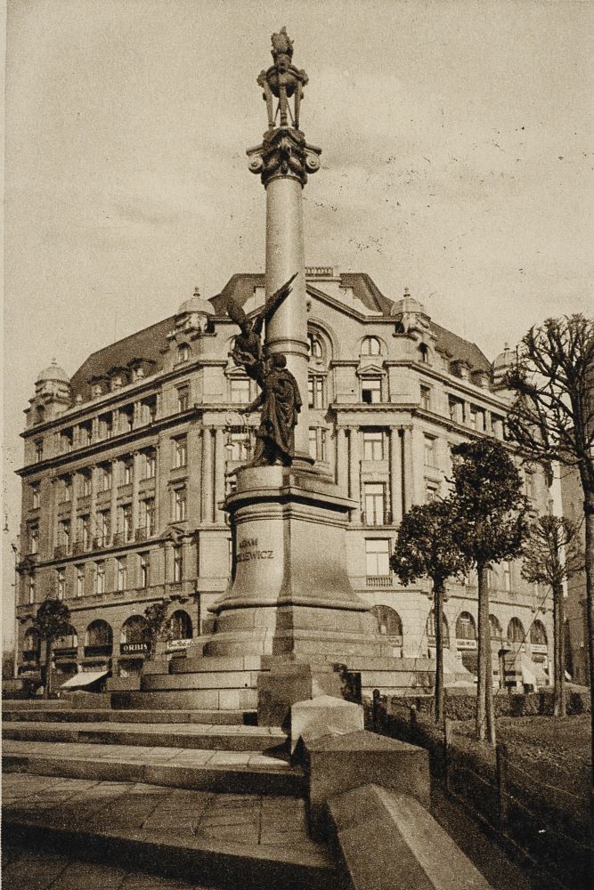 Kolumna Mickiewicza we Lwowie na pocztówce z 1934 roku. Źródło: NAC/Domena publiczna