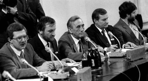 Okrągły stół 1989 r. Nz: od lewej - Jacek Merkel , Mieczysław Gil , Tadeusz Mazowiecki , Lech Wałęsa , Władysław Frasyniuk