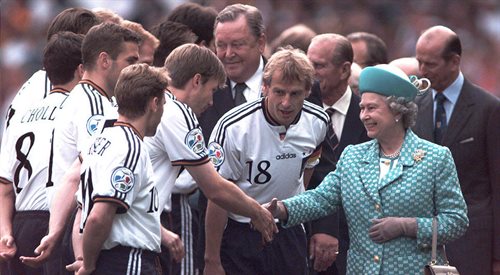Królowa Anglii Elżbieta II gratuluje zwycięstwa finale piłkarzom reprezentacji Niemiec