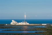 Należąca do prywatnej firmy SpaceX rakieta Falcon 9, której główny człon był już wykorzystany w misji kosmicznej, wyniosła na orbitę sztucznego satelitę
