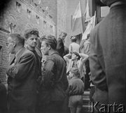 Manifestanci na schodach Domu Partii. Fotografie wykonane przez funkcjonariuszy UB w celu identyfikacji manifestantów. Poznań, czerwiec 1956 
