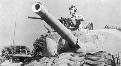 Ppłk Władysław Bobiński w czołgu M4 Sherman w trakcie walk o Ankonę