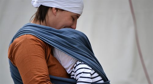 Noszenie dziecka w chuście jest bezpieczne i dla noworodka, i dla rodzica
