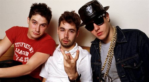 Zespół Beastie Boys tworzyli Adam Yauch, Mike D (Mike Diamond) i Ad-Rock (Adam Horovitz). Na zdjęciu muzycy sfotografowaniu rok po wydaniu płyty Licensed to Ill