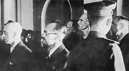 Moskwa, czerwiec 1945 r. Ława oskarżenia w procesie szesnastu. Wikimedia Commons. Źr.: Agencja TASS