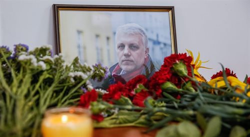 Kwiaty i znicze w miejscu zabójstwa Pawła Szeremeta w Kijowie