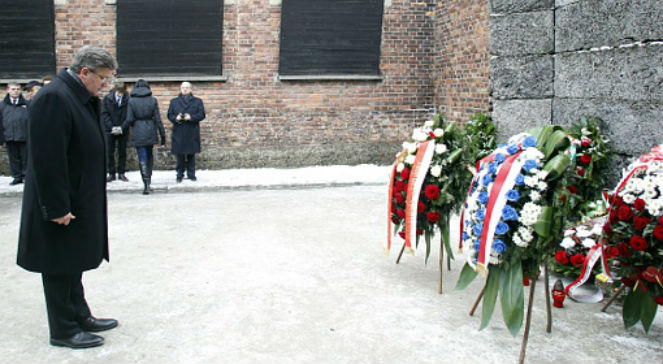 Prezydent RP Bronisław Komorowski złożył wieniec pod ścianą straceń na dziedzińcu bloku 11 w byłym Auschwitz I.