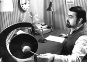 Marek Staśko - redaktor podczas nagrywania w studio dziennika radiowego (1994)

