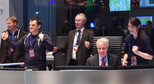 Radość ekipy naziemnej ESA po tym jak lądownik Philea osiadł na komecie