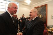 Aleksander Łukaszenka i wenezuelski minister ds. energii i ropy naftowej Rafael Ramirez (L)